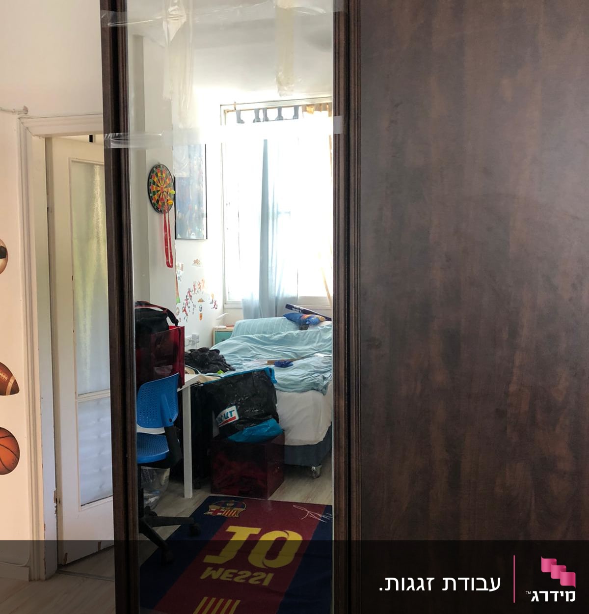 מראה גדולה על דלת ארון כהה